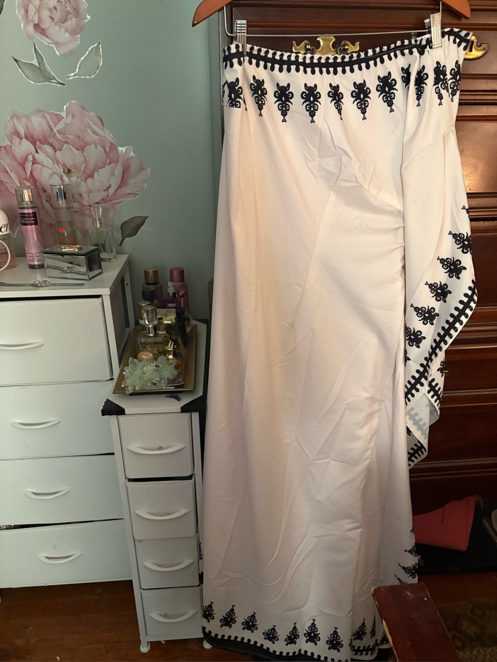 Woman’s Embroidered Toga dress in White with Black Accents Sz XXL
